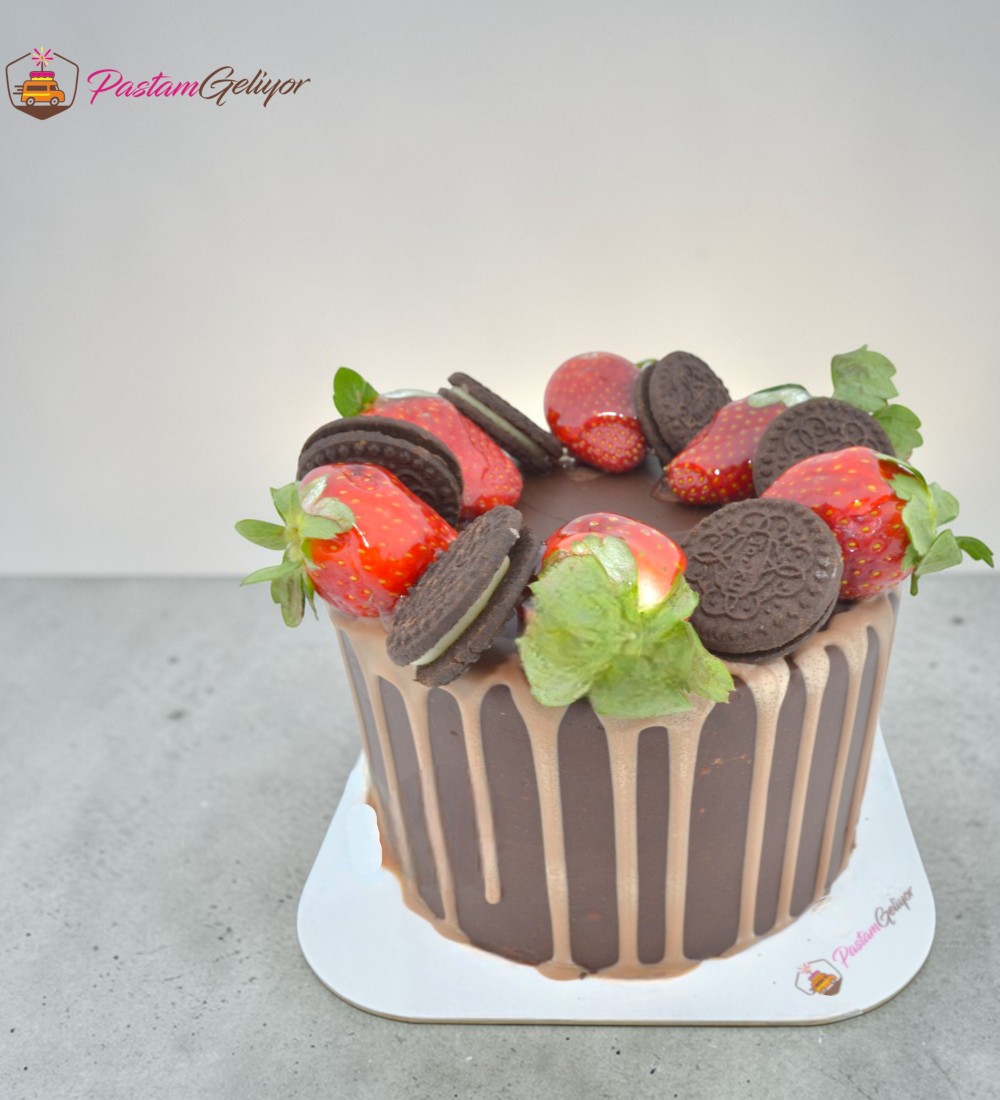 Çilekli Çikolatalı Klasik Pasta