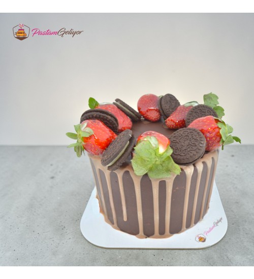 Çilekli Çikolatalı Klasik Pasta